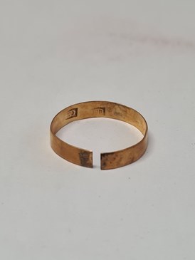 Gold wedding band